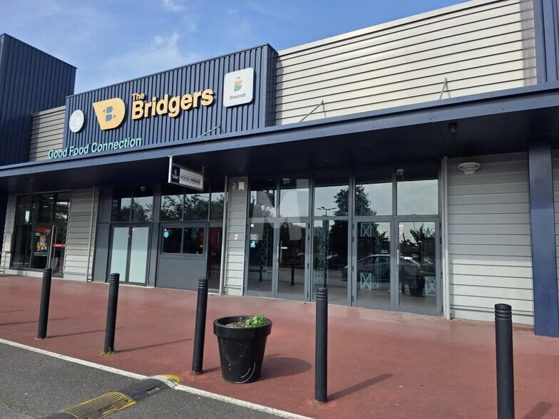 Retail in Corbeil-Essonnes for lease - Building Photo - Image 3 of 9