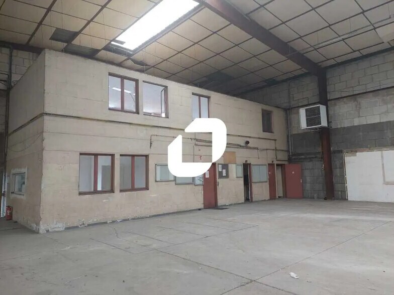 Office in Plaisir for lease - Interior Photo - Image 3 of 11