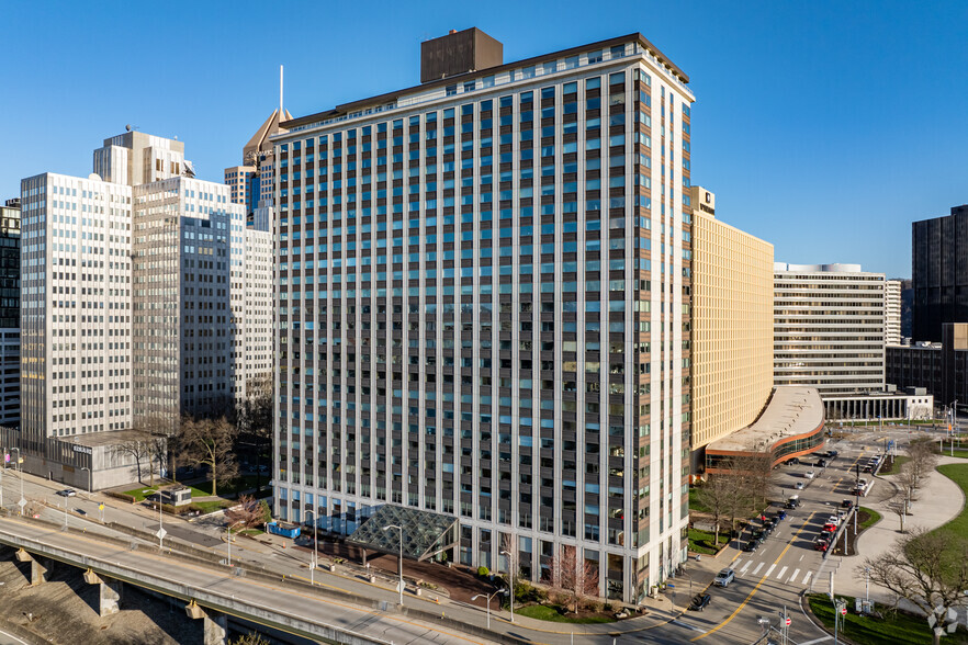 320 Fort Duquesne Blvd, Pittsburgh, PA for sale - Building Photo - Image 1 of 1