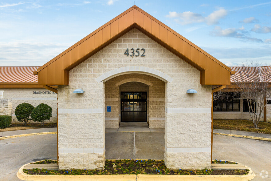 4352 N Josey Ln, Carrollton, TX for lease - Building Photo - Image 1 of 7