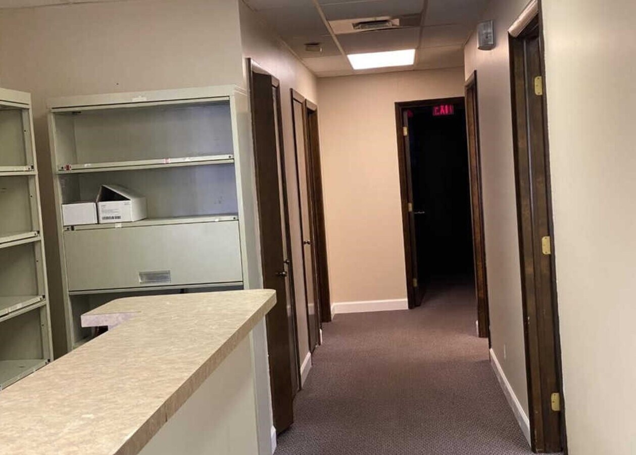 33330 Palmer Rd, Westland, MI 48186