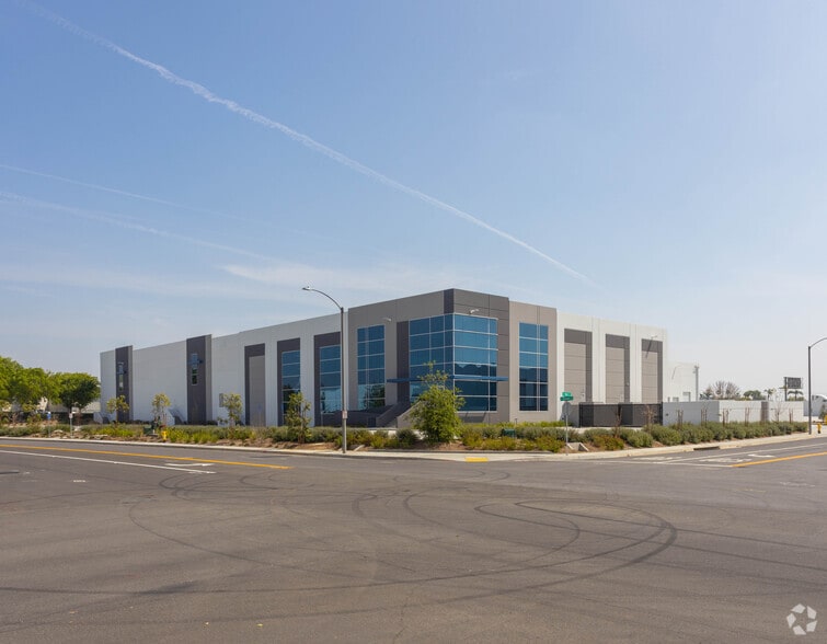 981 S Wanamaker Ave, Ontario, CA for lease - Building Photo - Image 2 of 4