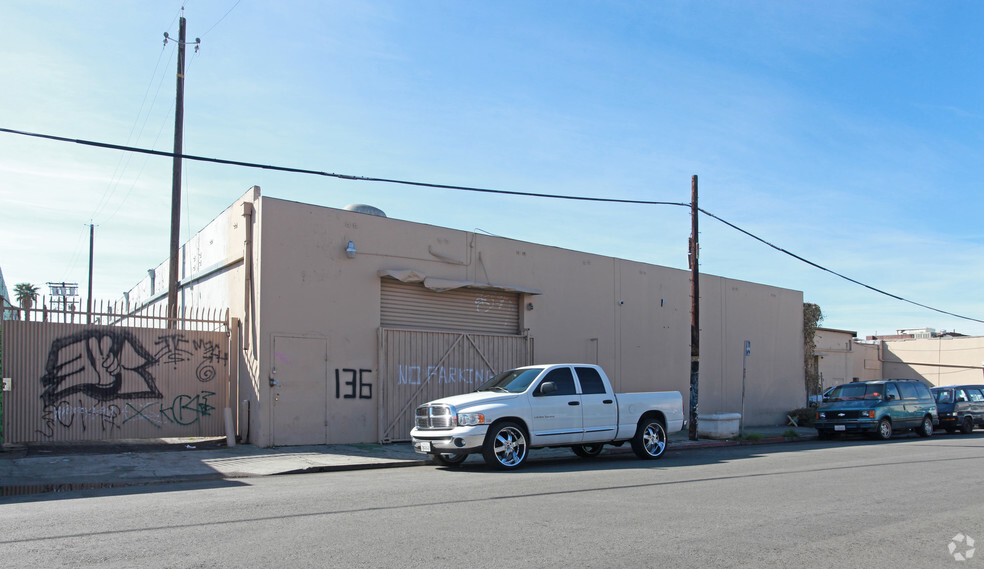 130-136 E 32nd St, Los Angeles, CA for lease - Building Photo - Image 3 of 3