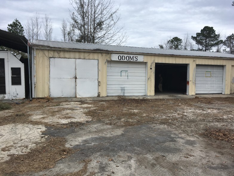 686 E McIver Rd, Darlington, SC 29532