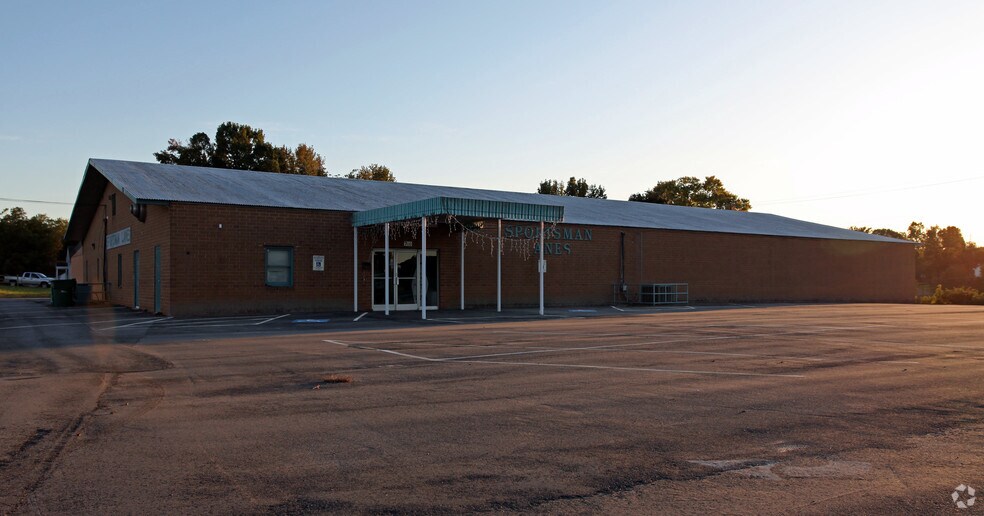 210 E Eleventh St, Siler City, NC 27344