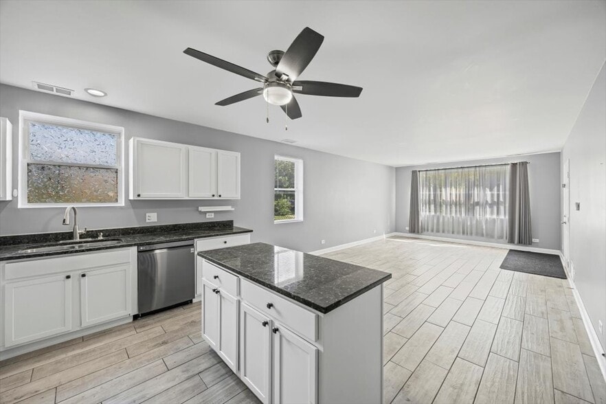 7-Unit East Garfield Park Portfolio portfolio of 2 properties for sale on LoopNet.com - Building Photo - Image 2 of 22