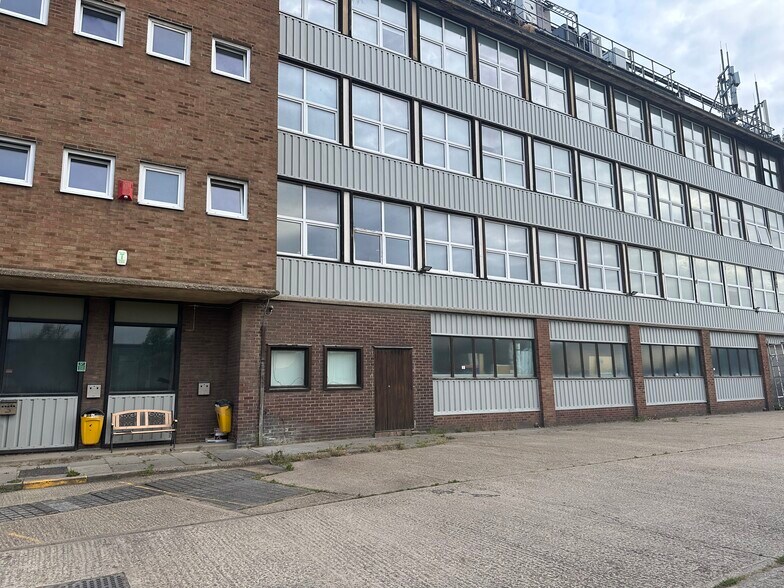 Coldharbour Ln, Rainham for lease - Building Photo - Image 1 of 12