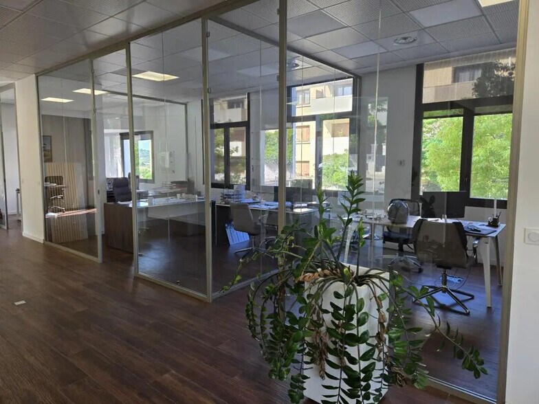 Retail in Toulon for lease - Building Photo - Image 2 of 8