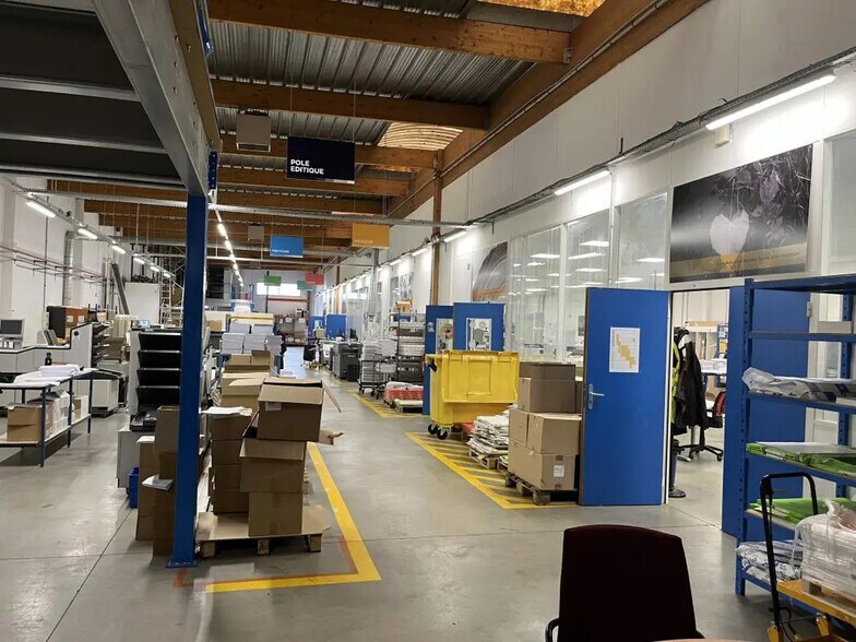 Flex in Colombes for lease - Interior Photo - Image 3 of 10