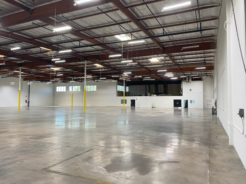 14321 Corporate Dr, Garden Grove, CA for lease - Interior Photo - Image 2 of 8
