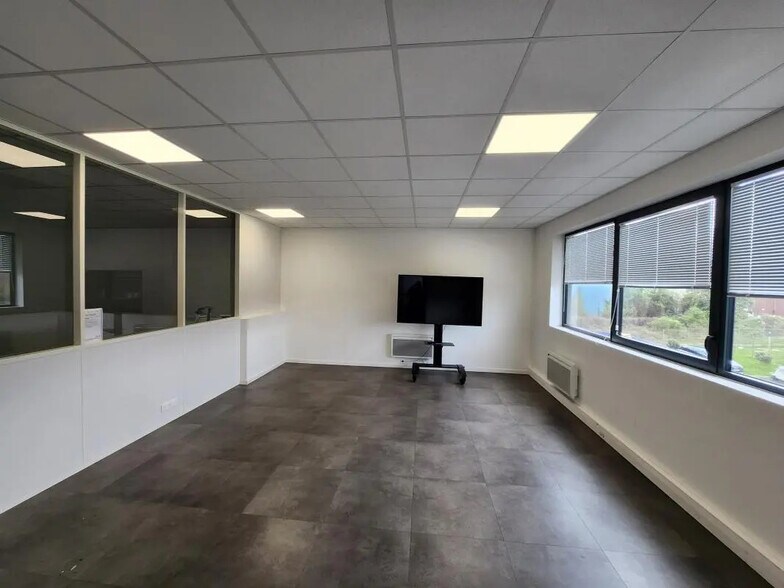 17 Rue Georges Melies, Cormeilles-en-Parisis for lease - Interior Photo - Image 3 of 6