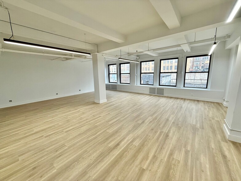 261 W 35th St, New York, NY for lease - Building Photo - Image 3 of 16