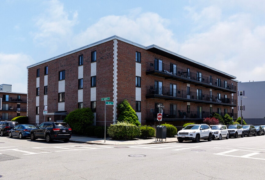 Castle Island Portfolio portfolio of 4 properties for sale on LoopNet.com - Building Photo - Image 3 of 7