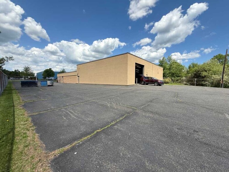 2075 Quaker Pointe Dr, Quakertown, PA for lease - Building Photo - Image 2 of 5