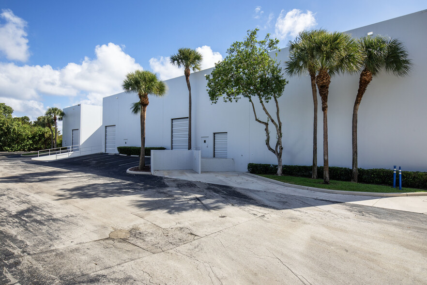 6500 Park of Commerce Blvd, Boca Raton, FL for lease - Building Photo - Image 3 of 8