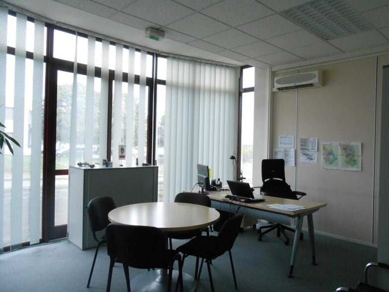 Office in Poitiers for lease - Interior Photo - Image 3 of 5