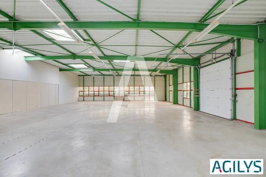 Flex in Saint-Thibault-des-Vignes for lease - Interior Photo - Image 3 of 9