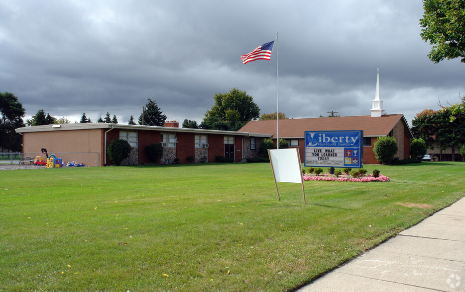 3800 E 11 Mile Rd, Warren, MI for lease - Primary Photo - Image 1 of 3