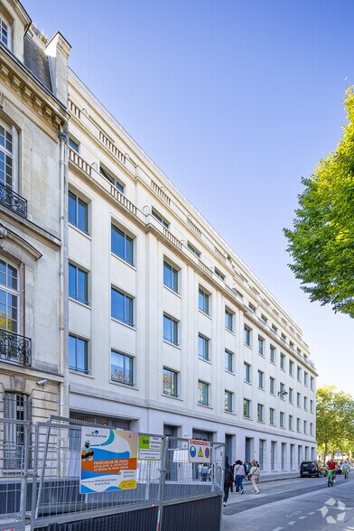 Office in Paris for lease - Building Photo - Image 2 of 5