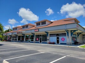 Palm Harbor Stripmall With Excellent Frontage - Parking Garage