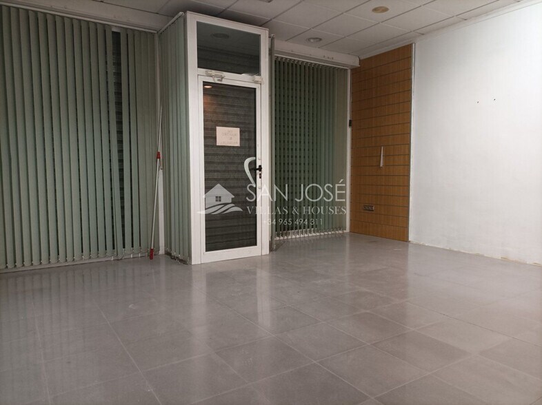 Retail in Aspe for lease - Building Photo - Image 2 of 8