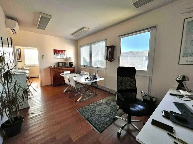 Office in Le Cannet for lease - Interior Photo - Image 3 of 6