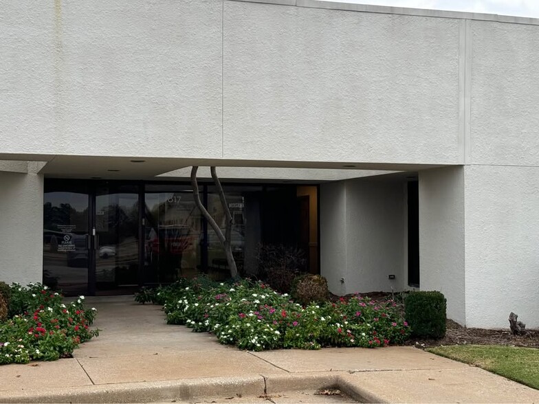 817 S Elm Pl, Broken Arrow, OK for lease - Building Photo - Image 1 of 16