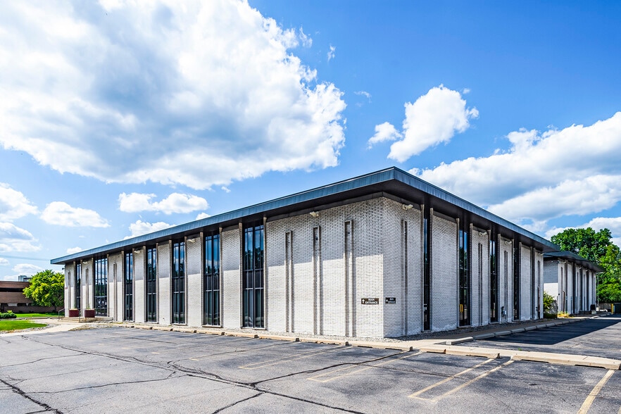 16500 W 12 Mile Rd, Southfield, MI for sale - Building Photo - Image 2 of 32