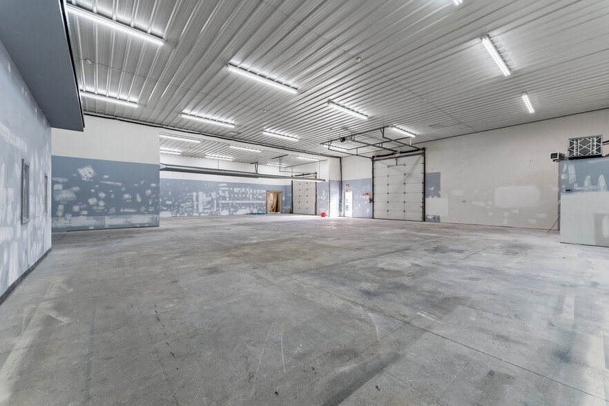 520 Industrial Dr, Carmel, IN for lease - Interior Photo - Image 2 of 7