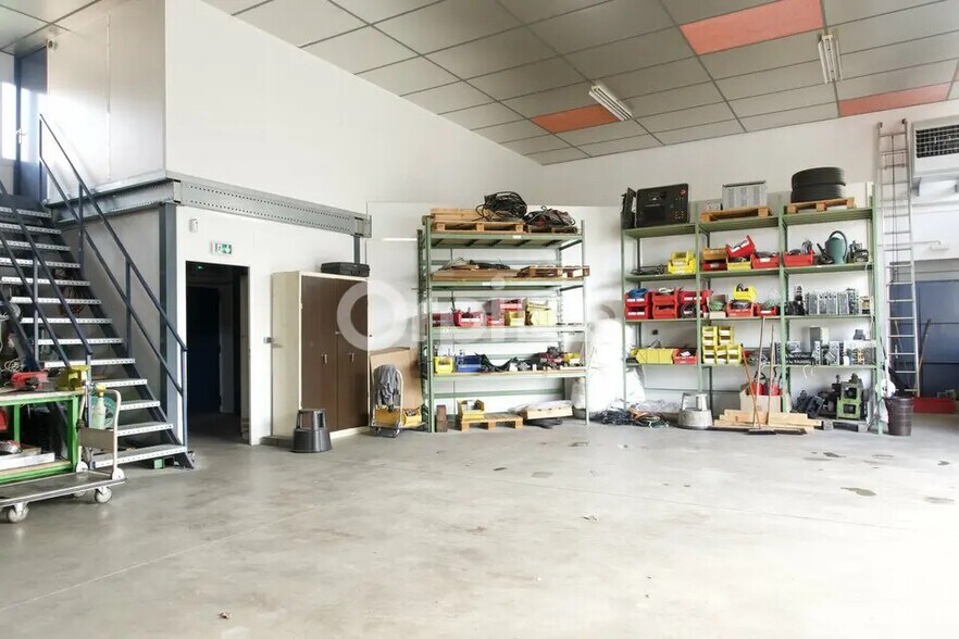 Office in Toussieu for lease - Interior Photo - Image 3 of 24