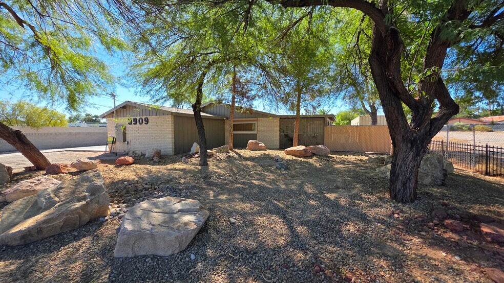 3909 Vegas Dr, Las Vegas, NV for sale - Building Photo - Image 2 of 35