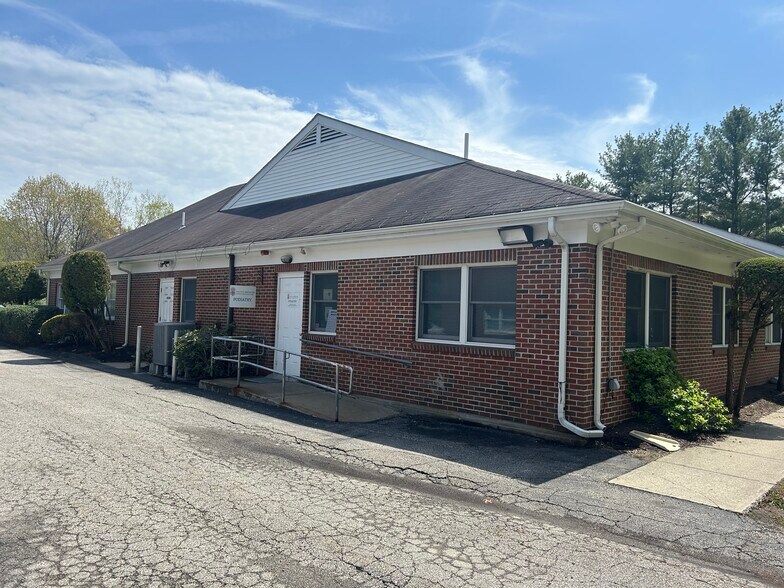 600 Wampanoag Trl, Riverside, RI for sale - Building Photo - Image 1 of 1