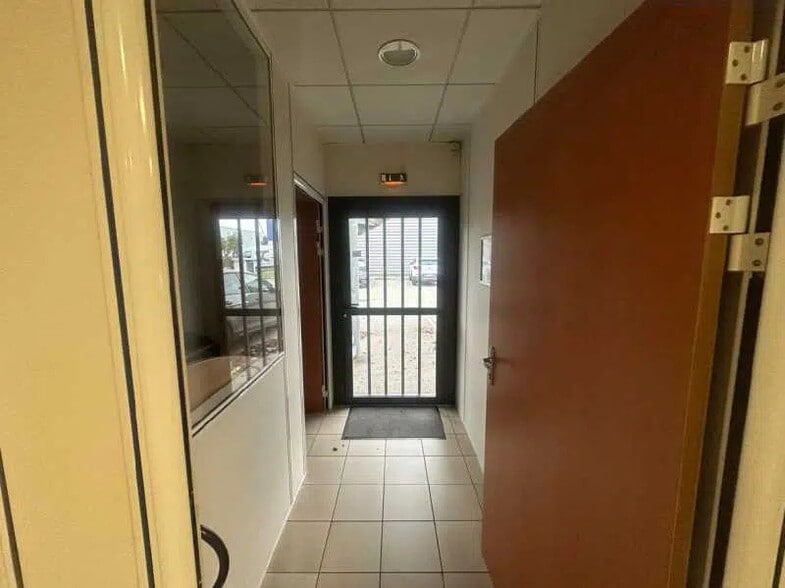 Flex in Saint-Priest for lease - Lobby - Image 3 of 16