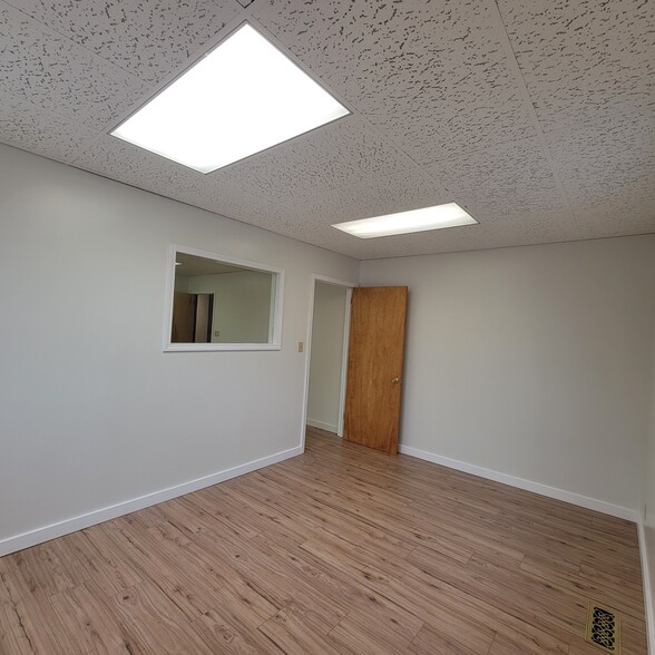 303 E Paw Paw St, Paw Paw, MI for lease - Interior Photo - Image 1 of 7