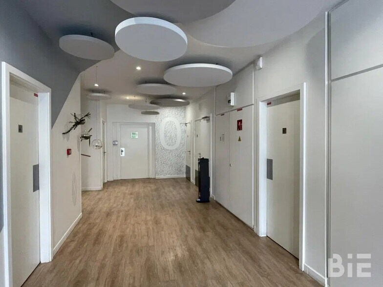 Office in Bordeaux for lease - Building Photo - Image 2 of 17