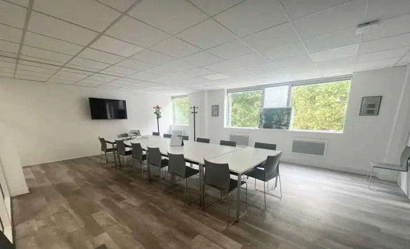 Office in Créteil for lease - Interior Photo - Image 2 of 5