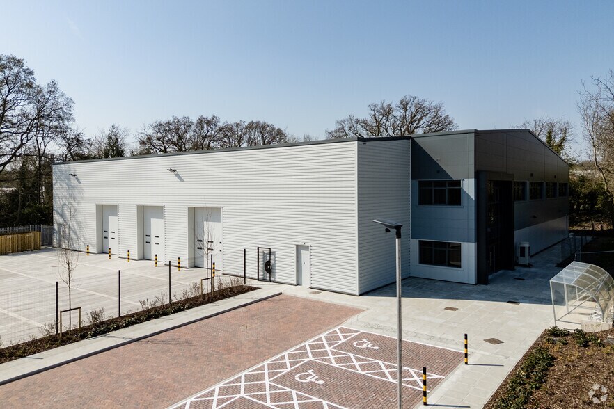 Wade Rd, Basingstoke for sale - Primary Photo - Image 1 of 1