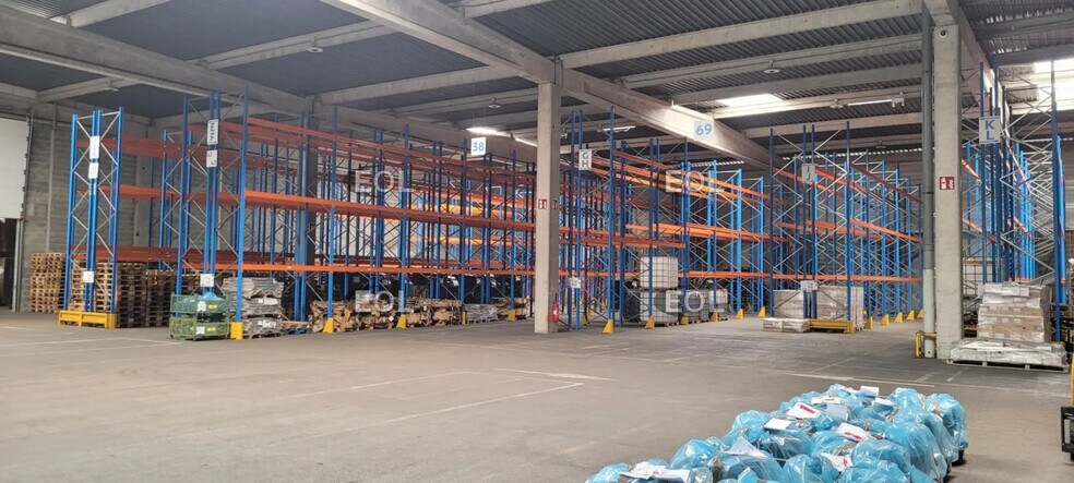 Industrial in Saint-Quentin-Fallavier for sale - Interior Photo - Image 1 of 5