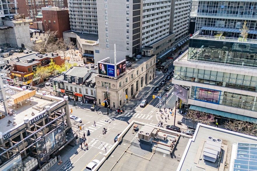 378 Yonge St, Toronto, ON for lease - Building Photo - Image 1 of 16