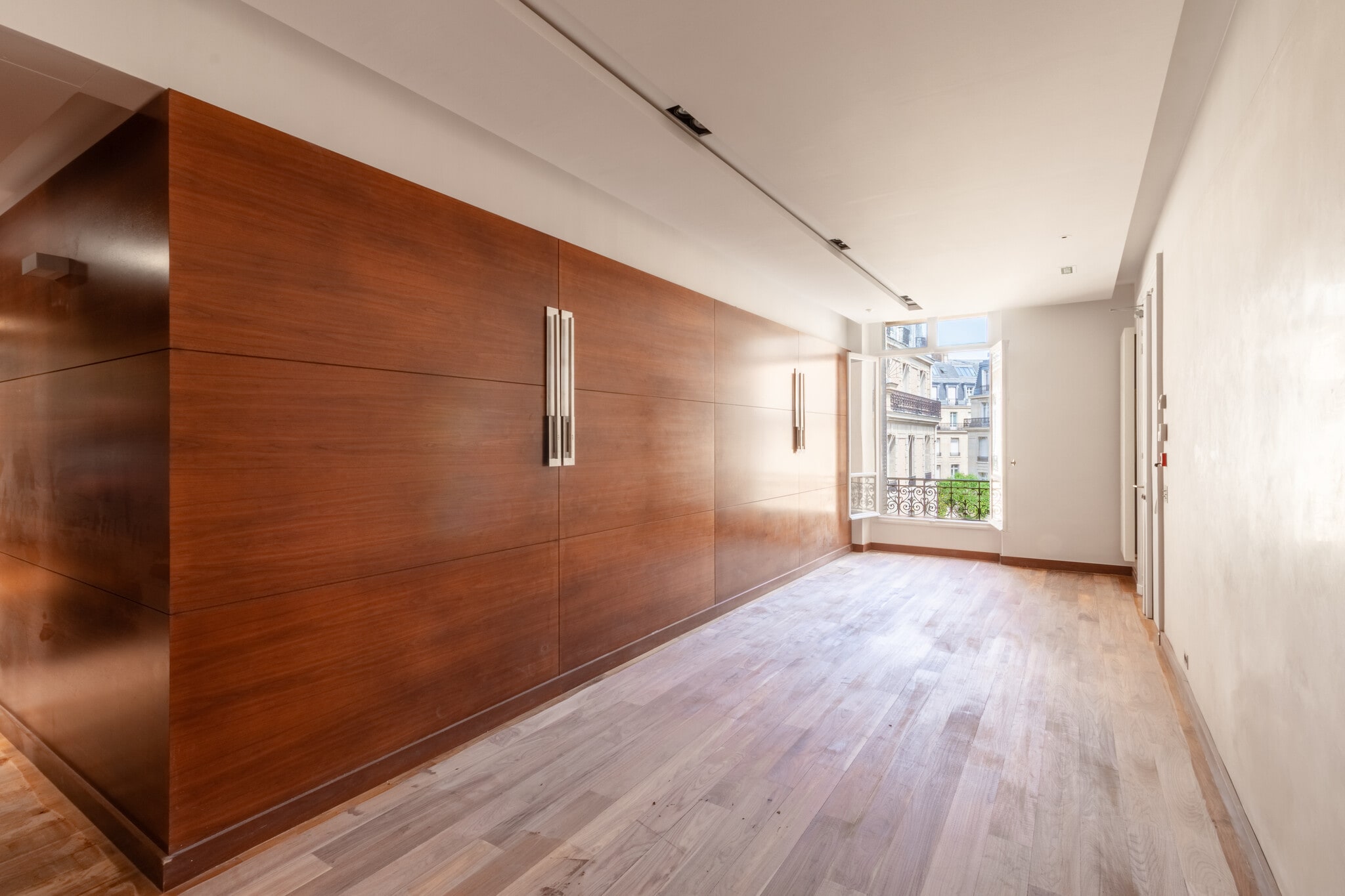 Avenue Montaigne, Paris for lease Interior Photo- Image 1 of 9