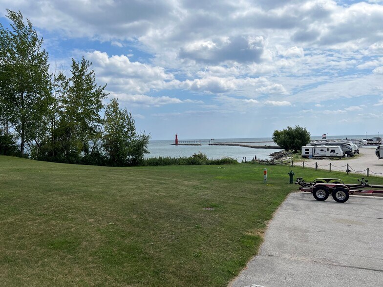 99 Michigan St, Algoma, WI 54201 Harbor Inn Motel