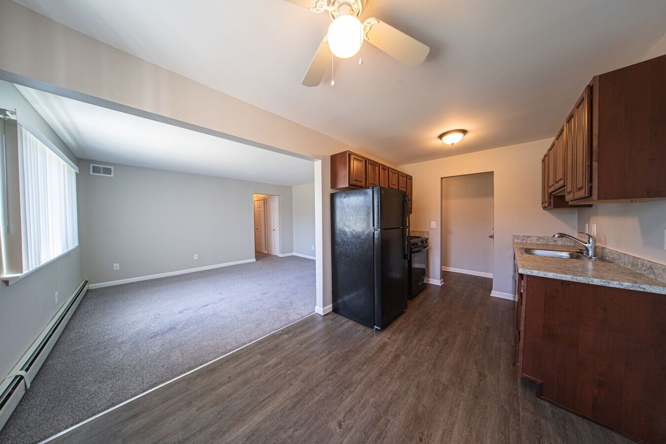 21516 Dequindre Rd, Warren, MI 48091 Warren Manor Apartments