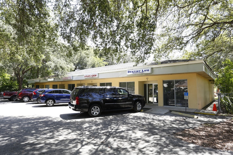 221 Pauls Dr, Brandon, FL 33511