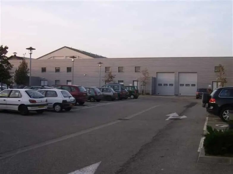 Flex in Lyon for lease - Building Photo - Image 2 of 28