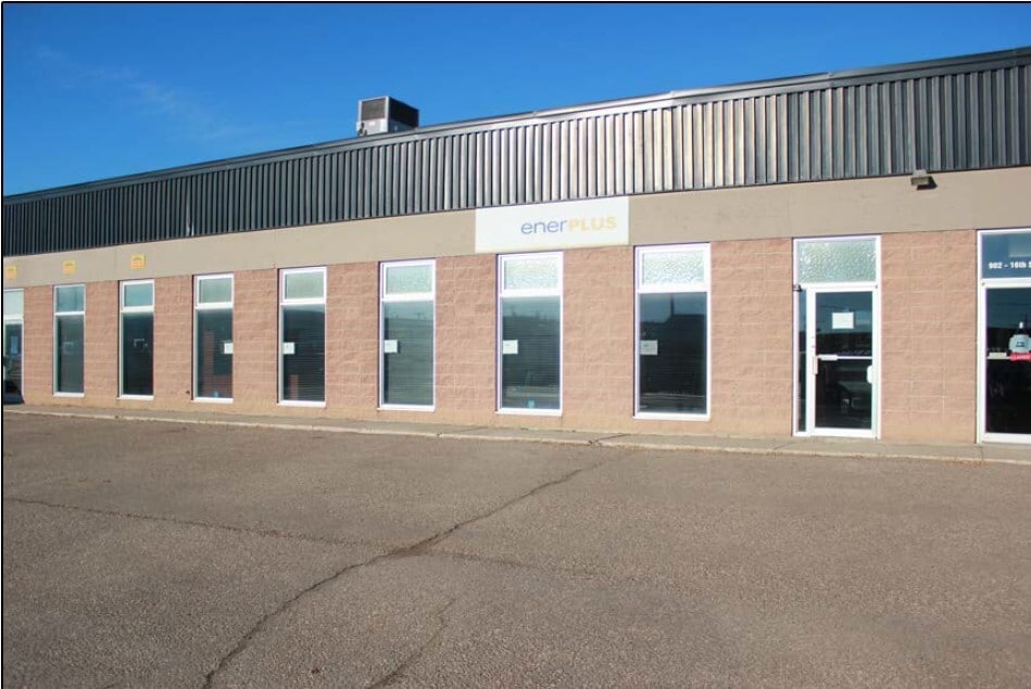 906 16 St SW, Medicine Hat, AB for sale Primary Photo- Image 1 of 1