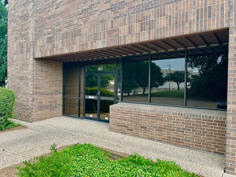 817 Greenview Dr, Grand Prairie, TX for lease - Building Photo - Image 1 of 23