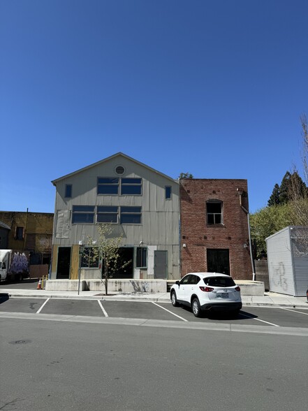 226-228 Petaluma Blvd N, Petaluma, CA for lease - Building Photo - Image 2 of 8