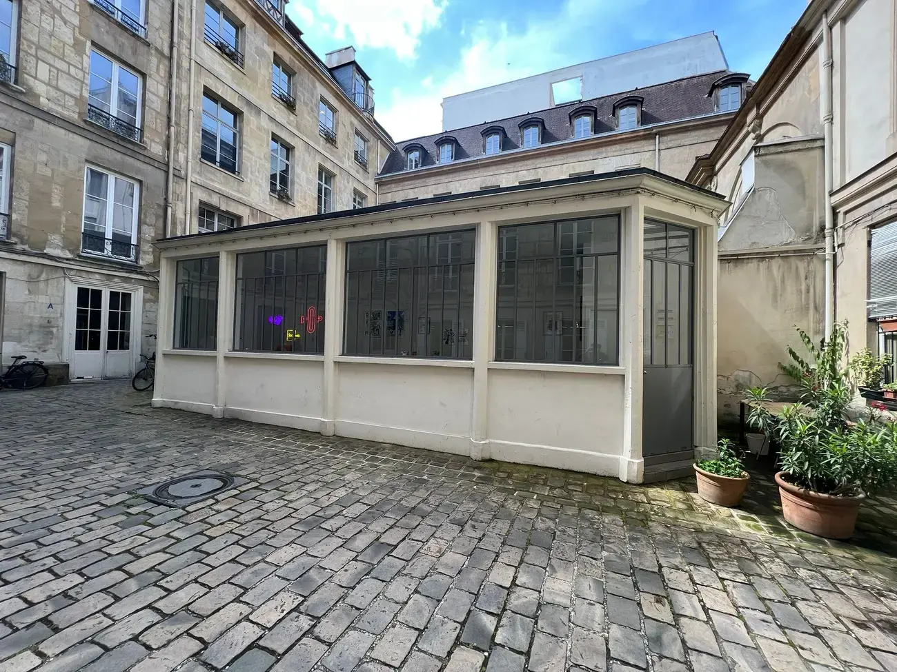 Office in Paris for lease Building Photo- Image 1 of 4