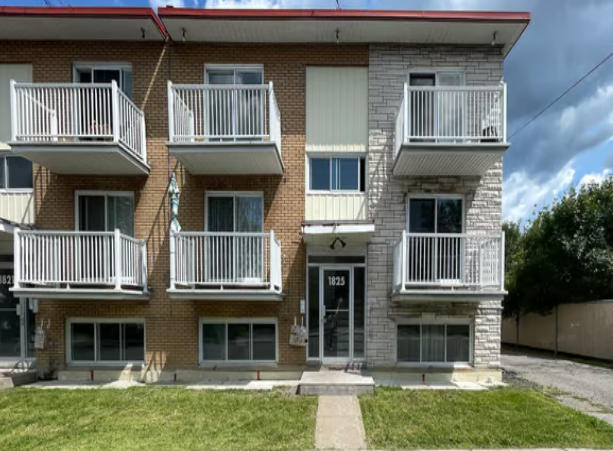 1825 Rue Sainte-Hélène, Longueuil, QC for sale - Primary Photo - Image 1 of 1