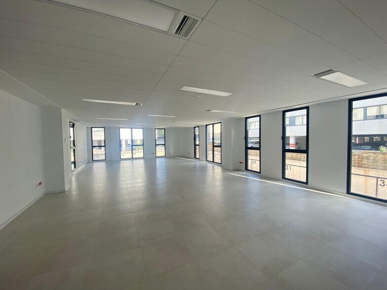 Office in Paterna for lease - Building Photo - Image 1 of 27
